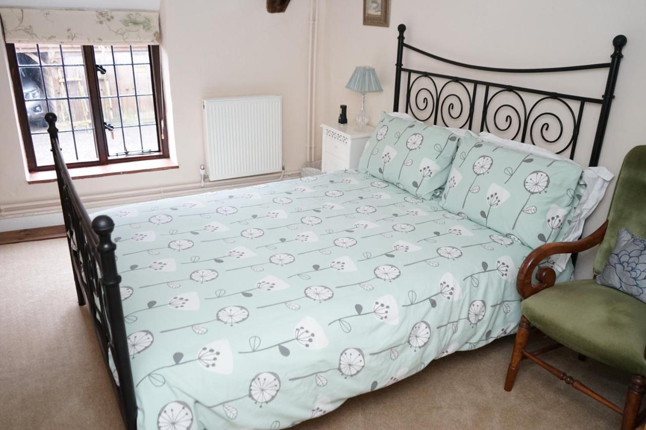 Character 2 Double Bedroom Cottage In Shaftesbury Exterior foto